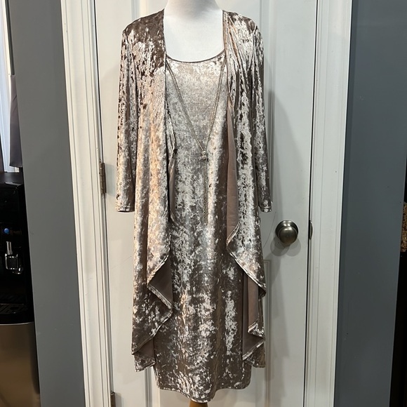 Two-Piece Crushed Velour Jacket Dress - Picture 10 of 11